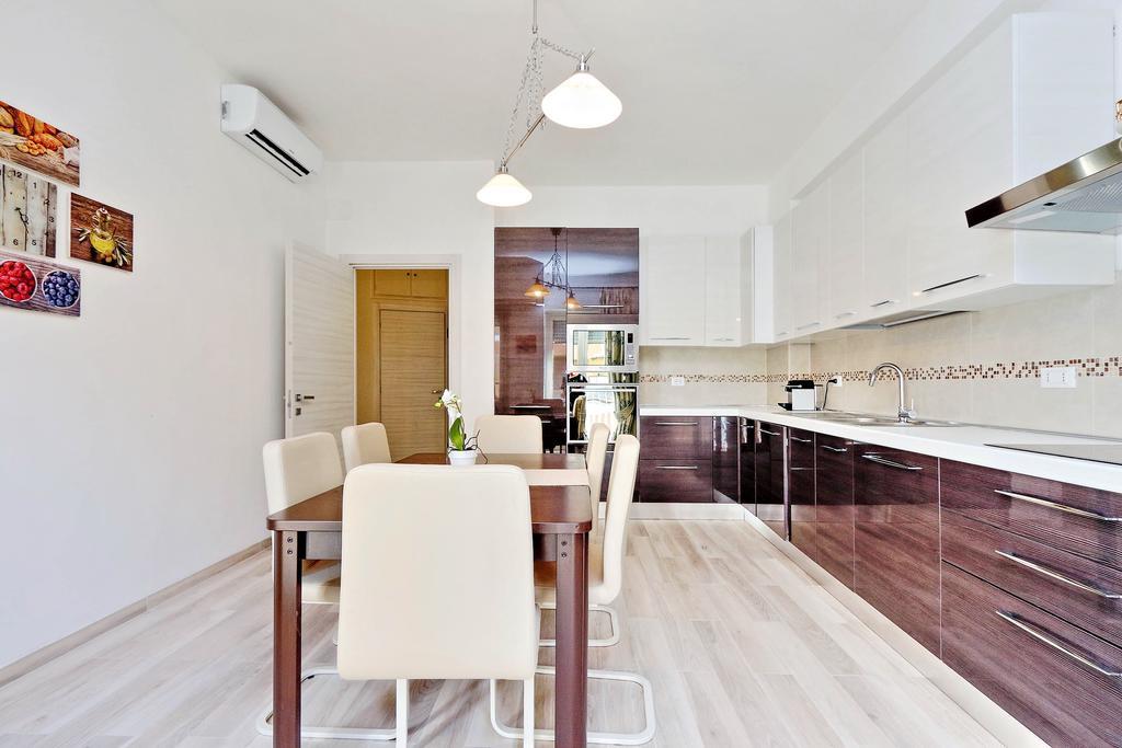 Oksana's Bernadette Apartment Rom