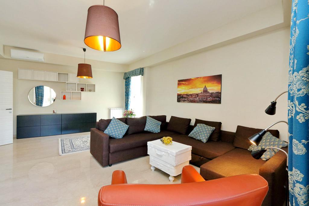 Oksana's Bernadette Apartment Rom